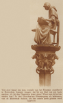 873328 Afbeelding van het beeldje van de schrijvende monnik Hugo Wstinc op de fontein in de pandhof van de Domkerk ...